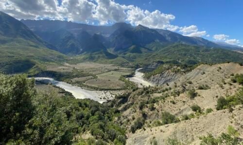 Albánie je jako bonboniéra plná chutí. Najdete tu ráj mercedesů i Trumpův ostrov Albánie je jako bonboniéra plná chutí. Najdete tu ráj mercedesů i Trumpův ostrov