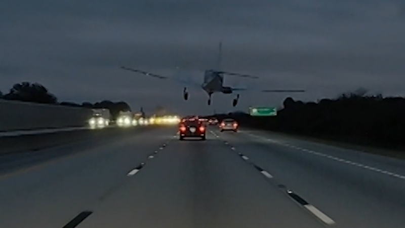 Letadlo nouzově přistálo na dálnici: Záběry z Floridy ukazují, jak dosedlo na střechu auta