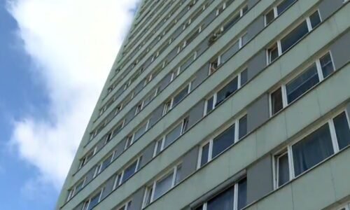 Tragédie na Chomutovsku: Z okna vypadlo na sídlišti dítě, zraněním podlehlo Tragédie na Chomutovsku: Z okna vypadlo na sídlišti dítě, zraněním podlehlo