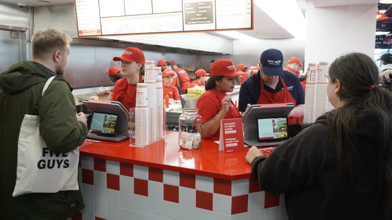 Fast food Five Guys otevřel první pobočku v Česku. Poručili jsme si tam nejdražší menu Fast food Five Guys otevřel první pobočku v Česku. Poručili jsme si tam nejdražší menu