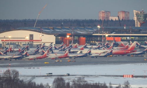 Ukrajinské dronové útoky odstavili v sobotu dve letiská v Moskve