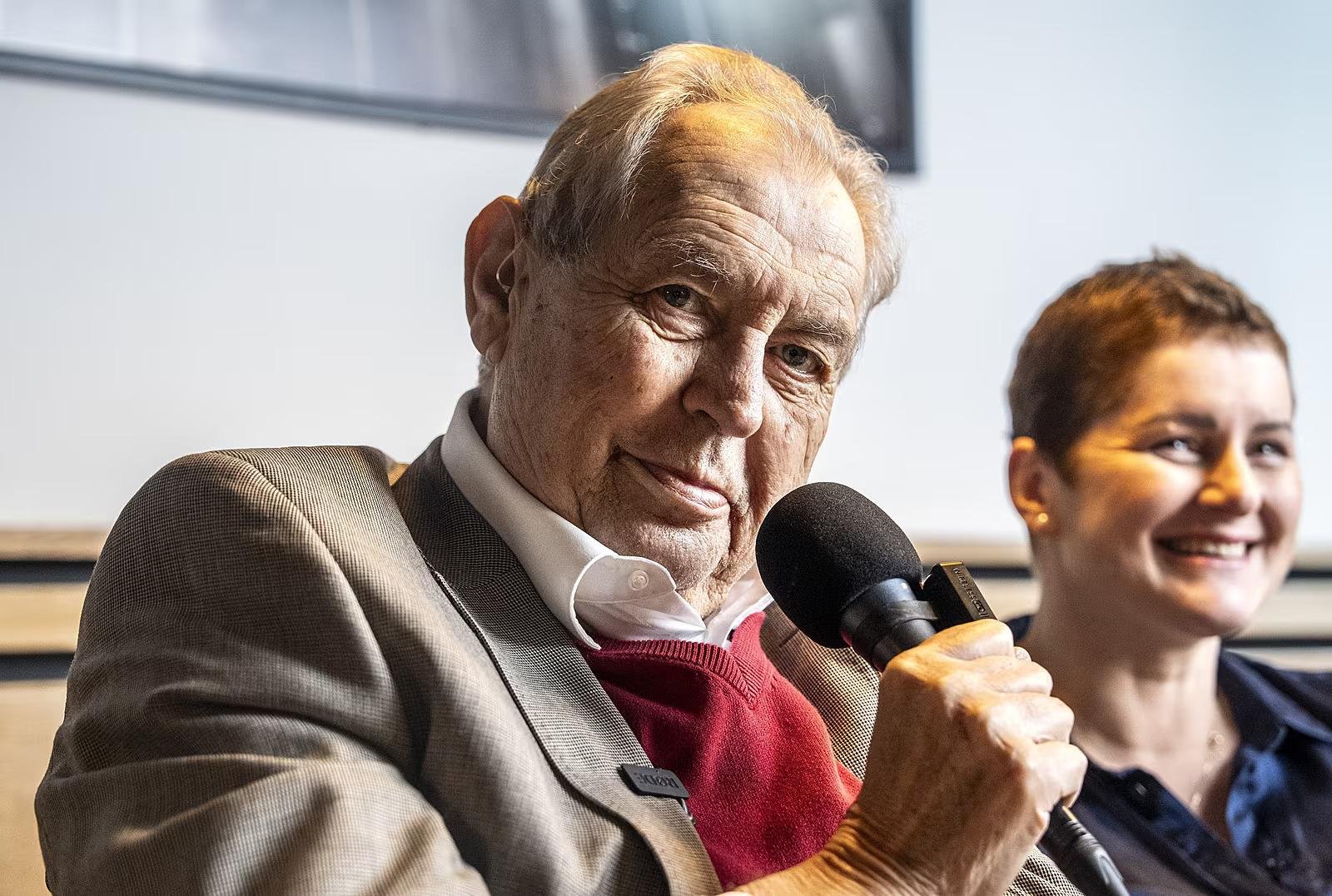 Rusko by malo za svoju agresiu zaplatiť, povedal Zeman. Pripomenul okupáciu Československa Rusko by malo za svoju agresiu zaplatiť, povedal Zeman. Pripomenul okupáciu Československa