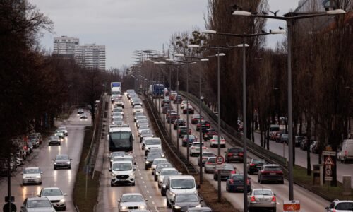 Európska komisia zvažuje miernejší zákaz spaľovacích motorov, rozhodnúť by mohla už 16. decembra Európska komisia zvažuje miernejší zákaz spaľovacích motorov, rozhodnúť by mohla už 16. decembra