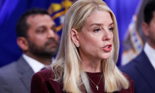 USA pritvrdzujú voči Antife. Bondiová nariadila FBI vyšetrovanie a žiada zoznam domácich teroristov USA pritvrdzujú voči Antife. Bondiová nariadila FBI vyšetrovanie a žiada zoznam domácich teroristov