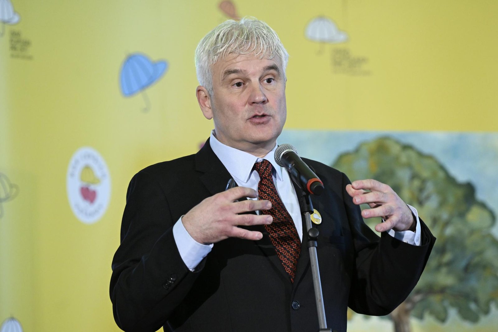 Normalizujete násilie a vyháňate mladých zo Slovenska, povedal Mikloško o dianí v parlamente Normalizujete násilie a vyháňate mladých zo Slovenska, povedal Mikloško o dianí v parlamente