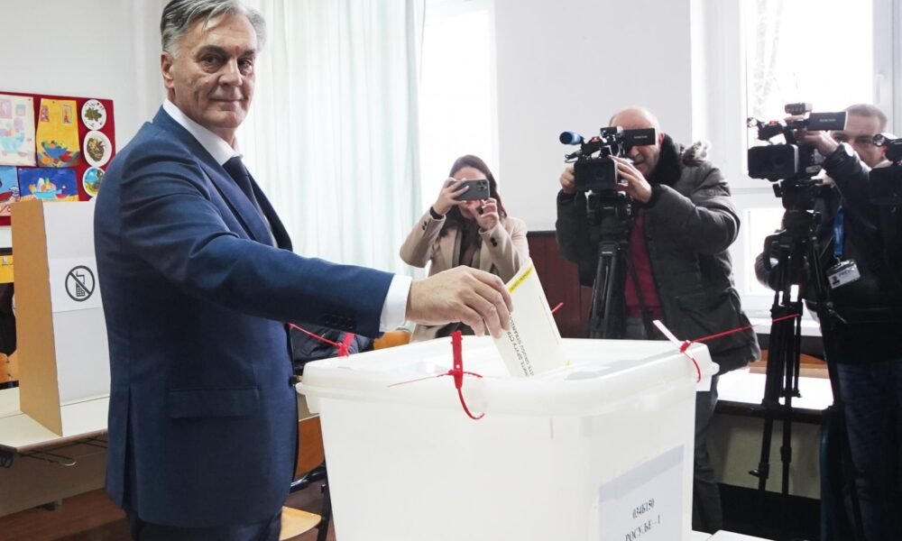 Nezrovnalosti vo voľbách mohli zmeniť víťaza. V Bosne zrušili výsledky v stovke okrskov, Dodik to kritizuje