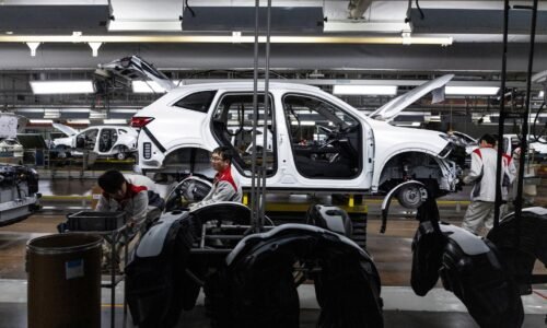 Automobilky žiadajú prehodnotenie zákazu spaľovacích motorov, EÚ čelí tlaku na zmenu plánu Automobilky žiadajú prehodnotenie zákazu spaľovacích motorov, EÚ čelí tlaku na zmenu plánu