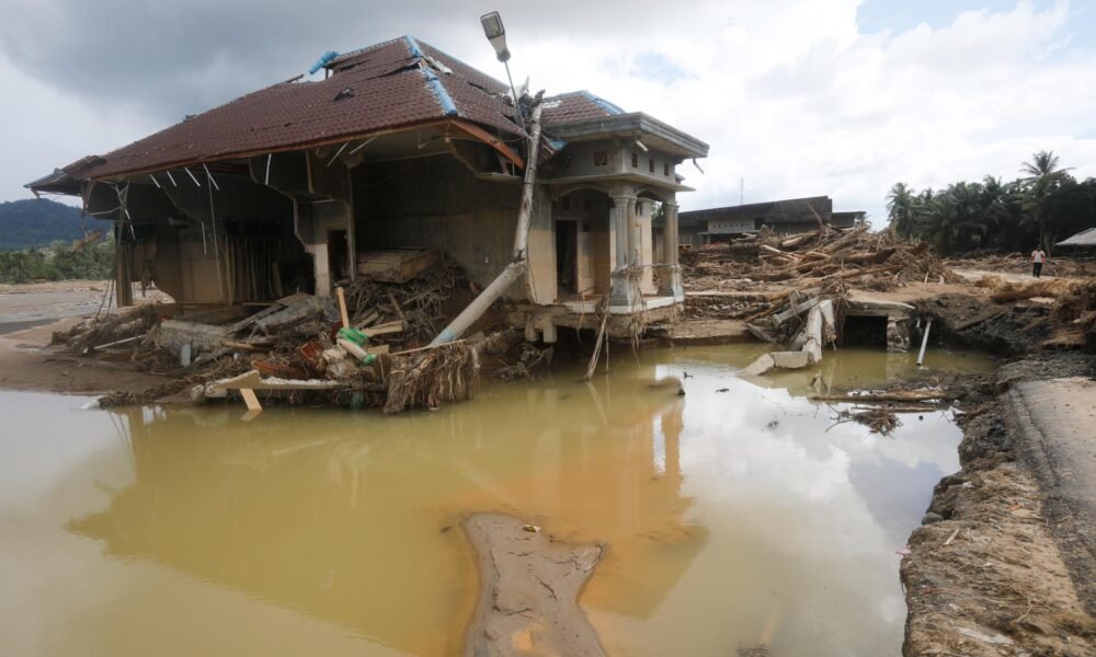 Záplavy a zosuvy pôdy na indonézskom ostrove sumatra majú vyše 630 obetí