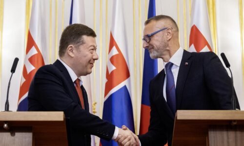 Raši vycestuje do Prahy, čaká ho stretnutie s Okamurom. Chce potvrdiť „nadštandardné vzťahy“ s Českom