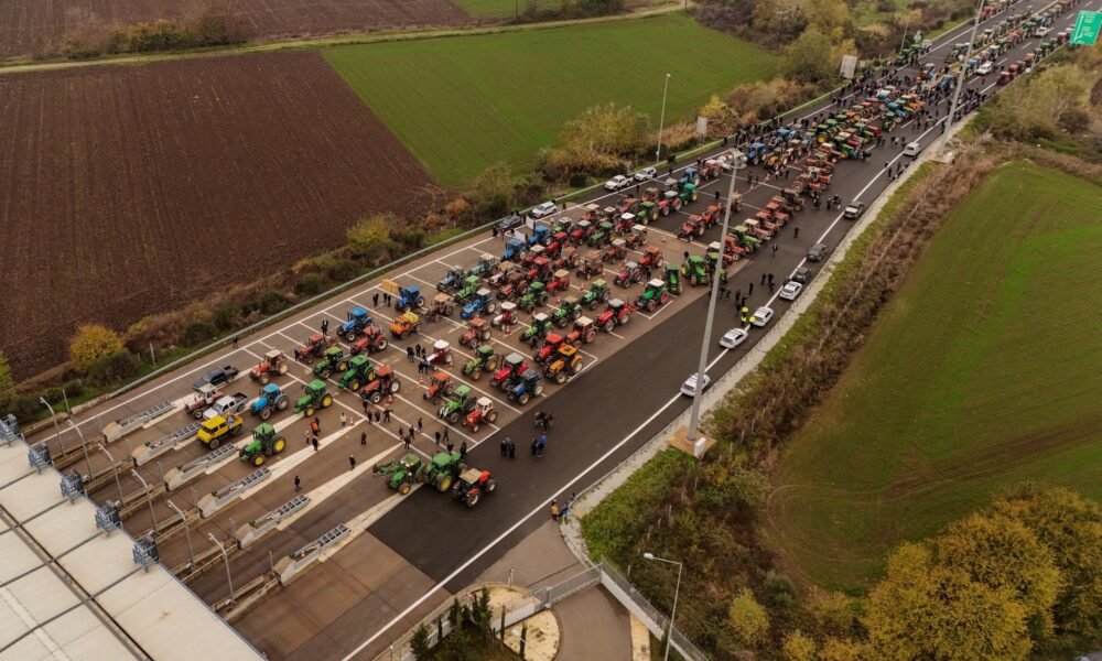 Grécko paralyzujú tisíce traktorov. Vláda nebude tolerovať blokády hlavných dopravných uzlov, reaguje premiér