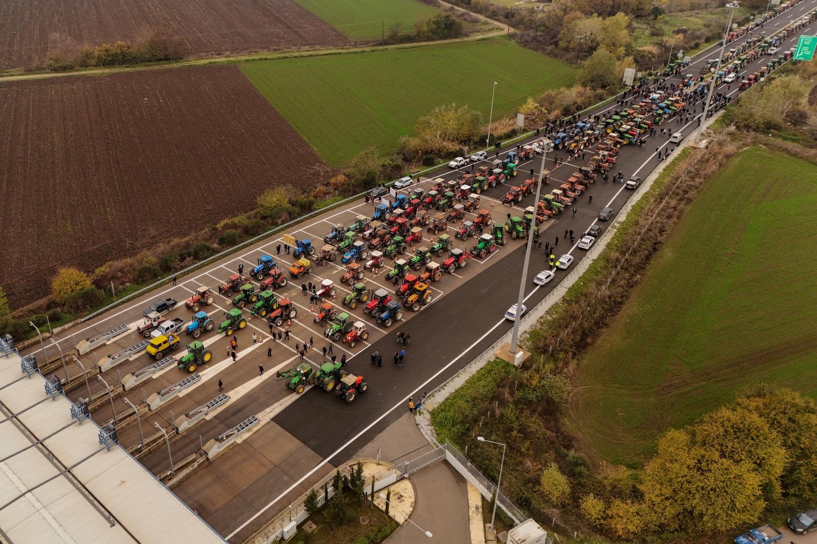 Grécko paralyzujú tisíce traktorov. Vláda nebude tolerovať blokády hlavných dopravných uzlov, reaguje premiér Grécko paralyzujú tisíce traktorov. Vláda nebude tolerovať blokády hlavných dopravných uzlov, reaguje premiér