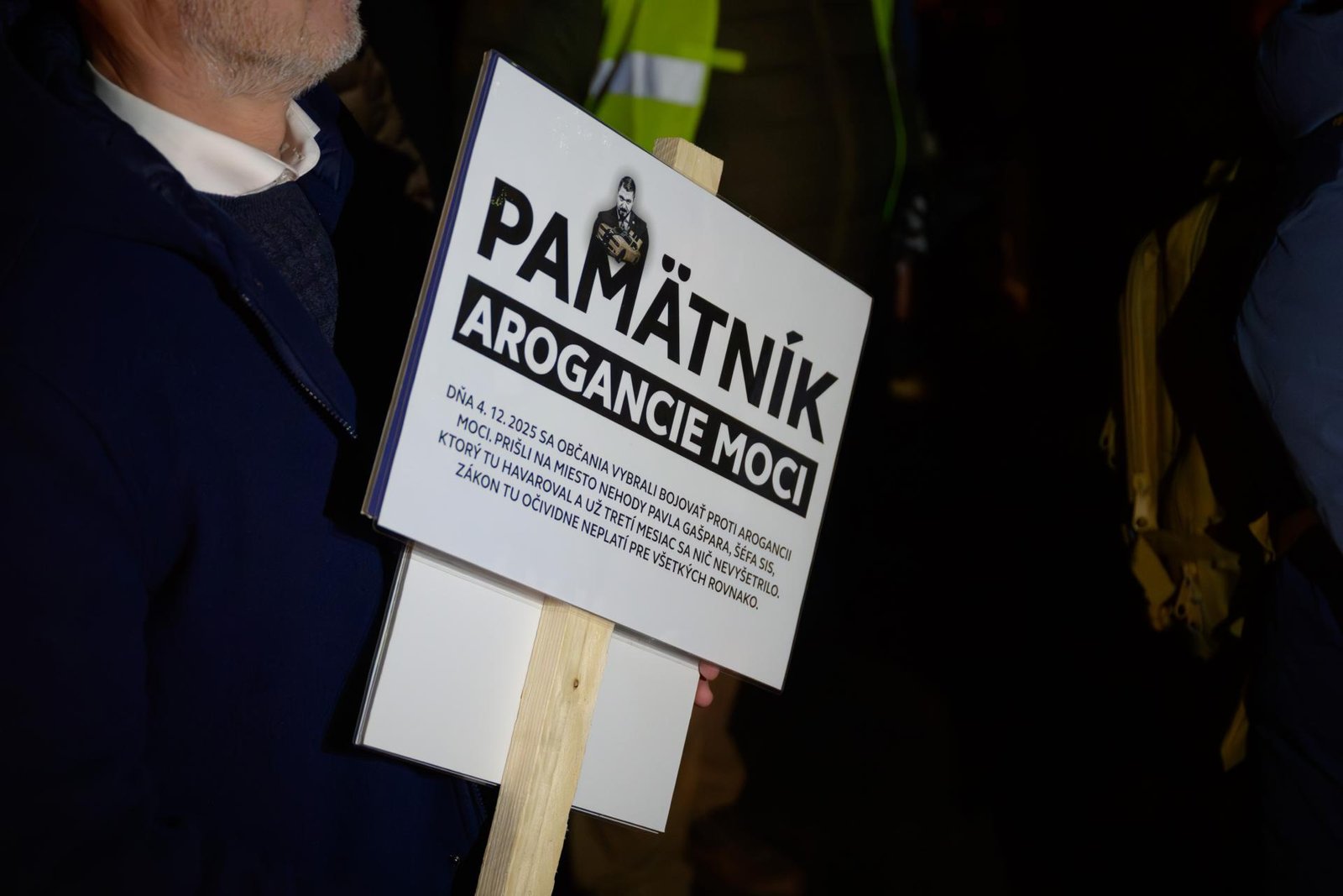 SaS zorganizovala pochod na miesto nehody šéfa SIS. V Nitre inštalovali „Pamätník arogancie moci“ SaS zorganizovala pochod na miesto nehody šéfa SIS. V Nitre inštalovali „Pamätník arogancie moci“