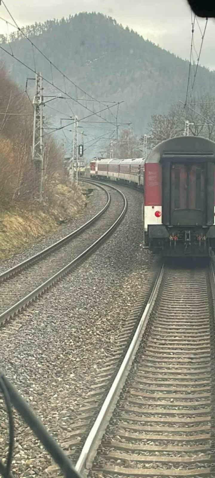 Na Liptove išli vlaky oproti sebe, zastavili pár metrov od seba. Viaceré spoje meškajú alebo ich zrušili Na Liptove išli vlaky oproti sebe, zastavili pár metrov od seba. Viaceré spoje meškajú alebo ich zrušili