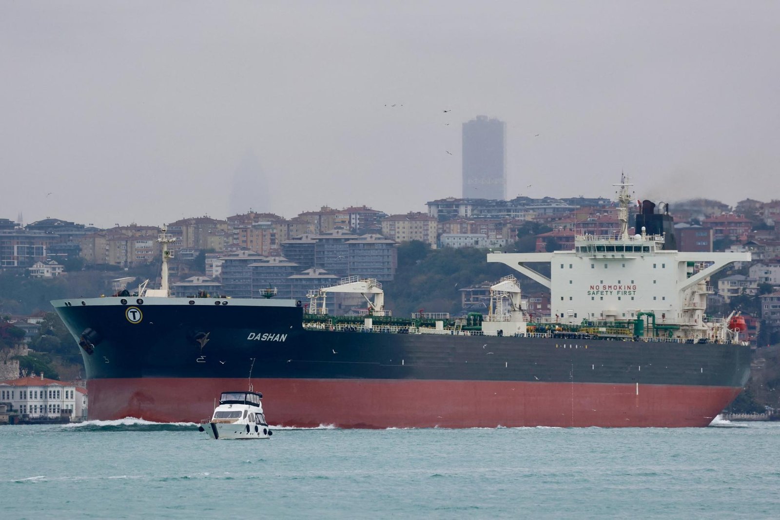 Ukrajina hlási zásah ruských lodí s vojenskou technikou v Kaspickom mori