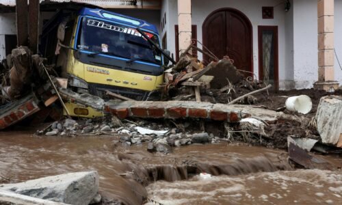 Záplavy a zosuvy pôdy v Indonézii má už vyše tisíc obetí. Škody dosiahli tri miliardy dolárov Záplavy a zosuvy pôdy v Indonézii má už vyše tisíc obetí. Škody dosiahli tri miliardy dolárov