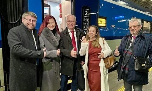 Raši odmietol prijať českú opozíciu. V Bratislave rokovala s PS, SaS, KDH, Demokratmi a hnutím Slovensko