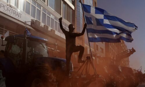 Grécki roľníci pokračujú v blokádach ciest, odmietajú rokovania s vládou. Na vine sú meškajúce dotácie