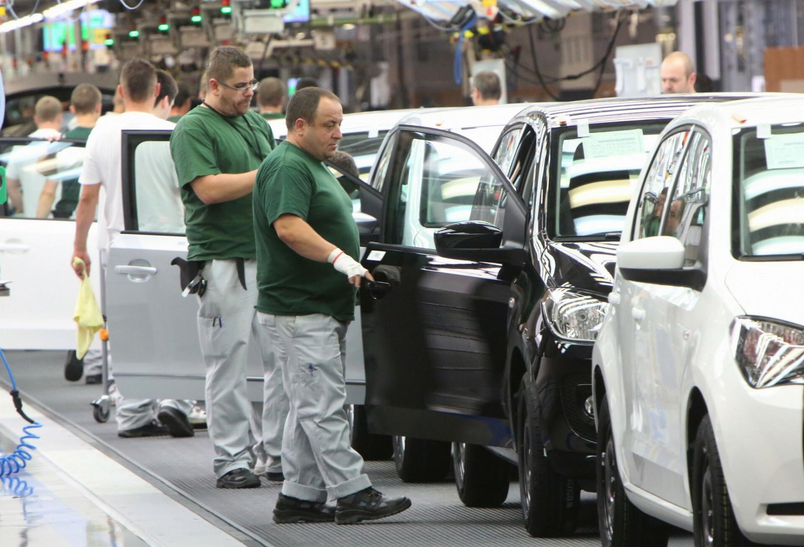 Automobilky zažili čierny mesiac. Ťažkosti majú aj predajcovia či servisy, doplácajú na to ich zamestnanci Automobilky zažili čierny mesiac. Ťažkosti majú aj predajcovia či servisy, doplácajú na to ich zamestnanci