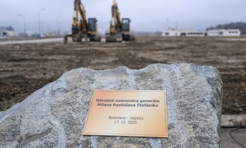 Vo Vajnoroch začala výstavba novej národnej nemocnice, Kaliňák so Šaškom poklepali základný kameň