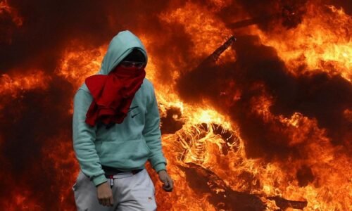 Počas summitu EÚ v Bruseli sa strhli vášnivé protesty: tisíce farmárov, horiace pneumatiky a rozbité okná