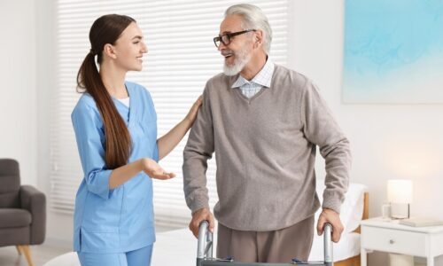 Opatrovatelia dostanú viac. Štát zvýšil príspevky pre opatrovateľov a asistentov