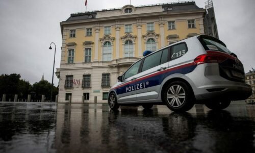 V rakúskej obci Deutsch Jahrndorf neďaleko slovenských hraníc vylúpili banku, po páchateľoch pátra polícia