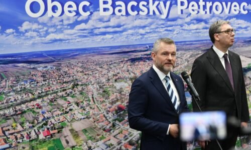 Pellegrini navštívil slovenských krajanov v srbskom Báčskom Petrovci. Na mieste ho vítal Vučič