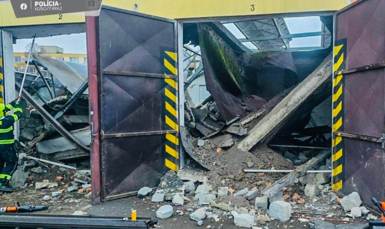 Vo veľkých kapušanoch sa zrútila časť strechy v areáli firmy