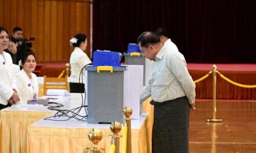 V mjanmarsku sa konajú prvé voľby od vojenského prevratu, kritici vrátane osn ich označujú za podvod a ilúziu