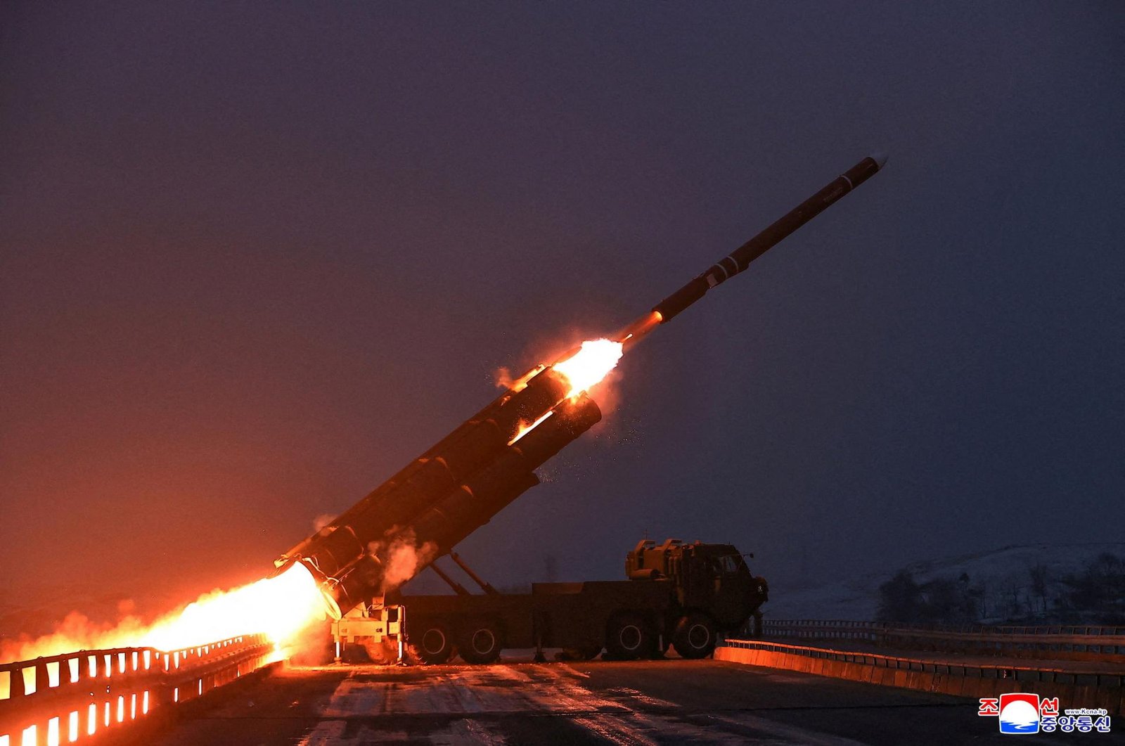 Kim Čong-un sledoval skúšobné odpálenie dvoch strategických rakiet. Vyzval na trvalý rozvoj jadrových síl