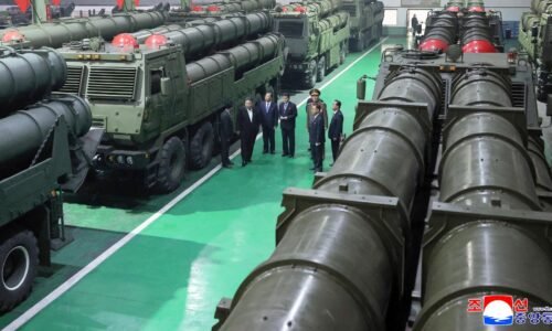Kim Čong-un navštívil továreň, kde sa vyrábajú nové raketomety: Majú zničiť nepriateľa presným úderom
