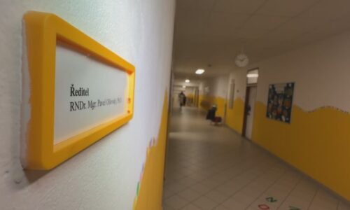 Vzpoura žáků na moravské škole: Kopání do dveří mělo vyvolat vydírání. Vedení nařčení odmítá