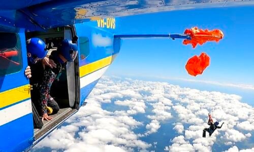 Parašutistovi se zamotal padák okolo ocasu letadla. Na reakci měl pár vteřin, ukazují záběry Parašutistovi se zamotal padák okolo ocasu letadla. Na reakci měl pár vteřin, ukazují záběry