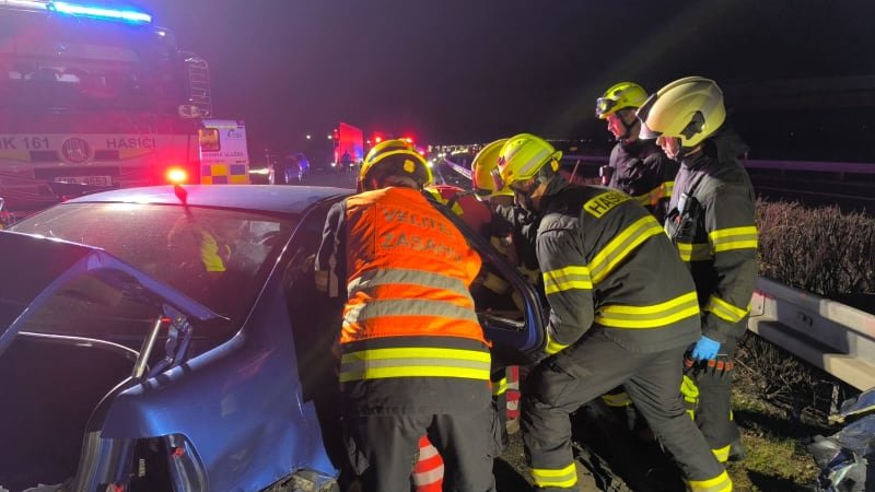 Srážka aut na Hradecku: Nehoda uzavřela dálnici D11, na místě jsou zranění Srážka aut na Hradecku: Nehoda uzavřela dálnici D11, na místě jsou zranění