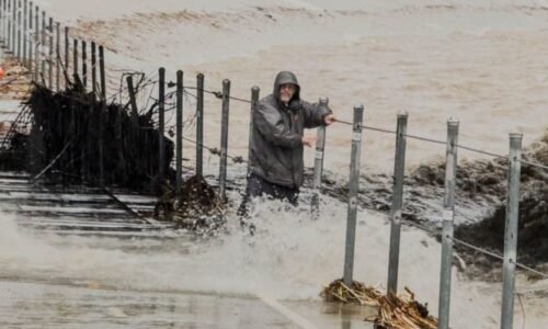 OBRAZEM: Kalifornii ničí nejdeštivější Vánoce za poslední roky. Záchranáři sčítají mrtvé