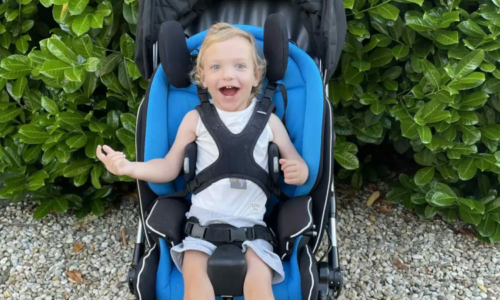 Tříletý Vojta je v těle kojence: Nechodí, sám se nenají. Rodina prosí o pomoc