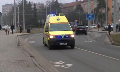 Drama v Jihlavě: Auto dostalo smyk a smetlo skupinu chodců. Záchranáři hlásí zraněné