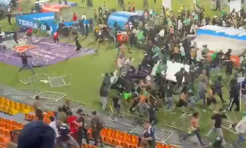 Totálny chaos a šialenstvo na štadióne. lietali nože aj kovové tyče, zranili sa aj policajti