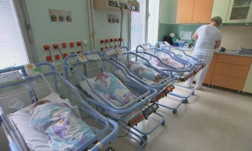 Konec zavinovaček v Havířově? Porodnice krok hájí, kritici lékařům agresivně spílají