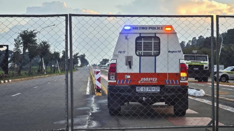 Masivní přestřelka před barem: deset mrtvých, útočníci zabíjeli u johannesburgu náhodné oběti