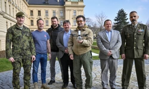 Policejní razie kvůli dronům pro Ukrajinu: Herec Vetchý musí na výslech, advokát mluví o blamáži