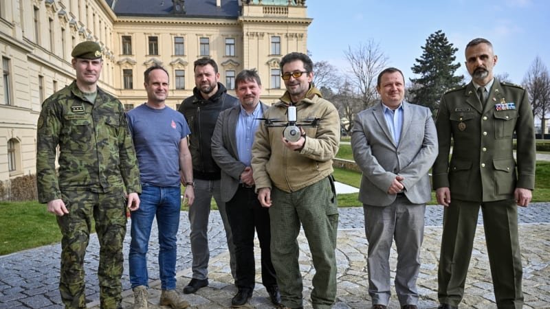 Policejní razie kvůli dronům pro Ukrajinu: Herec Vetchý musí na výslech, advokát mluví o blamáži Policejní razie kvůli dronům pro Ukrajinu: Herec Vetchý musí na výslech, advokát mluví o blamáži