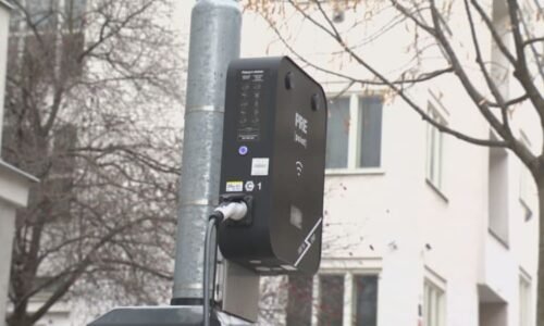 Tučná pokuta za nabití elektroauta v Praze? Umístění zásuvek na lampách budí rozpaky Tučná pokuta za nabití elektroauta v Praze? Umístění zásuvek na lampách budí rozpaky