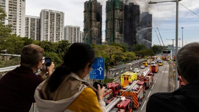 Ničivý požár v hongkongu: policie zadržela 13 lidí a zmínila příčinu. obětí je přes 150