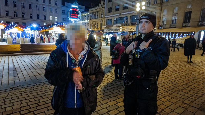 Zloděj se v Sokolově před policií schovával v betlému. V Plzni přilákal hledaného stromeček Zloděj se v Sokolově před policií schovával v betlému. V Plzni přilákal hledaného stromeček
