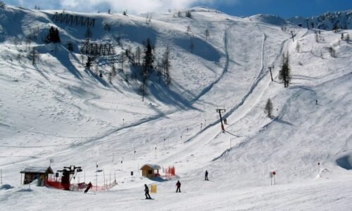 Český lyžař vážně zranil ženu na rakouské sjezdovce. Srazil se s ní, když pomáhala dceři