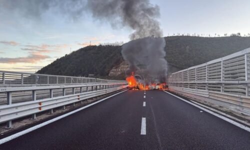 Dokonalá loupež: Gang použil v Itálii bariéru z hořících aut a pás s hřeby. Ukradl miliony Dokonalá loupež: Gang použil v Itálii bariéru z hořících aut a pás s hřeby. Ukradl miliony