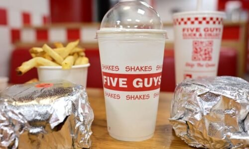 Menu od 300 korun, ale žádné polotovary. Řetězec Five Guys v Česku otevírá první pobočku