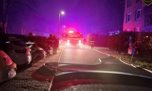 Drama ve Starém Městě: Z paneláku začaly šlehat plameny, dva lidé skončili v nemocnici