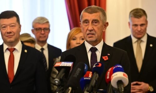 Babiš propustí stovky lidí z Úřadu vlády: Není tam ani kde sedět, říká. Okamura škrtá delegace Babiš propustí stovky lidí z Úřadu vlády: Není tam ani kde sedět, říká. Okamura škrtá delegace